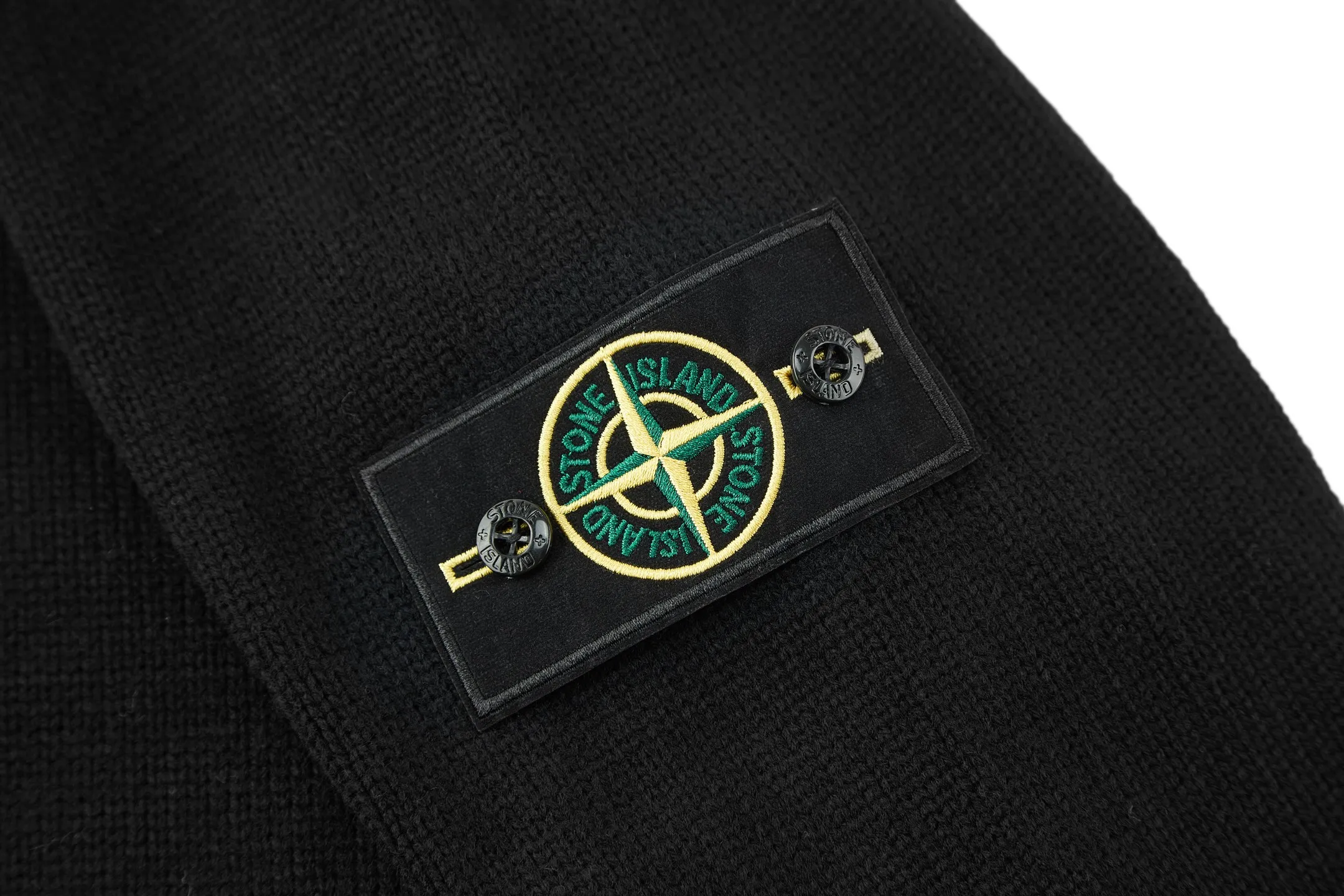 P400 Stone Island Compass Round Neck Sweater (Black) The original version was purchased and developed for RMB 3,690. The fabric is made of 30% wool, 50% cotton, and 20% spandex. The arm embroidery logo is made of double-layer soft leather, with embroidery logo technology on the surface and embellishment with the brand logo. Comes with laser engraved metal buttons. Garment washing-fixing color-fixing pattern-removing wool impurities. This style is woven with a 7-needle imported machine, with knitted threads on the neck and hem, and embroidered logos on the arms to present the brand vision. Size:S-M-L-XL